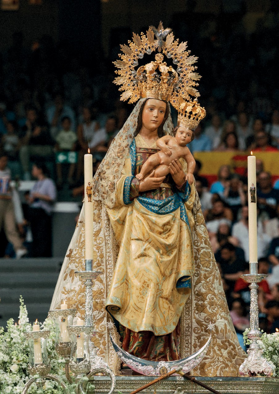 Imagen de Santa María la Real de la Almudena durante la procesión